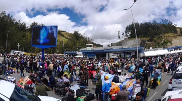 Photo of Ecuador declara emergencia migratoria por llegada de 4.200 venezolanos al día