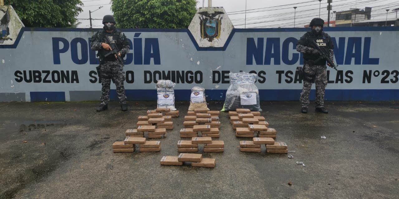 Photo of Policías detenidos por presunto custodio a volqueta que transportaba droga